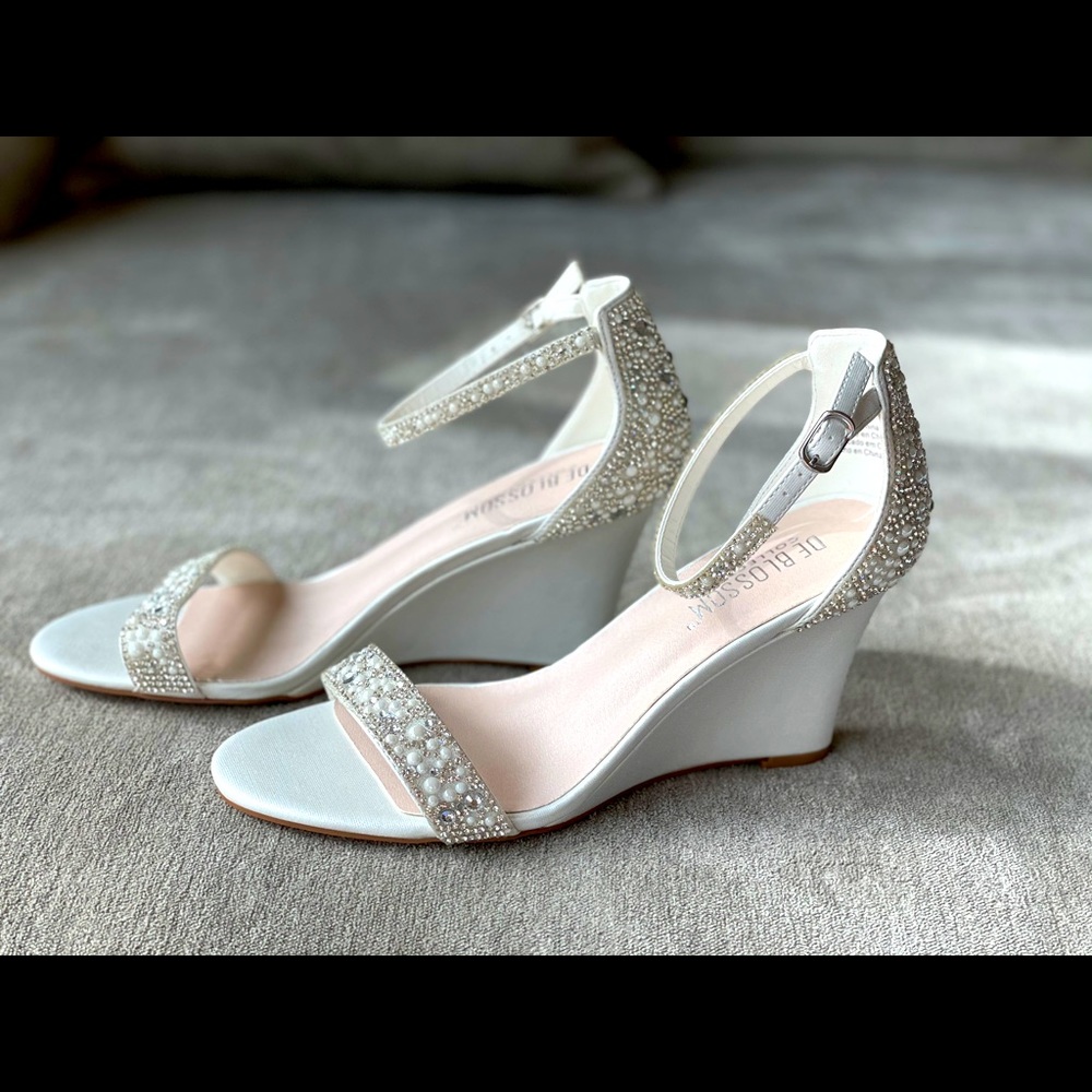 De Blossom White Wedge Size 9 New Shoes